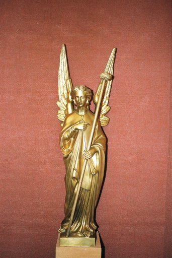 Statues (4) : anges portant les instruments de la passion