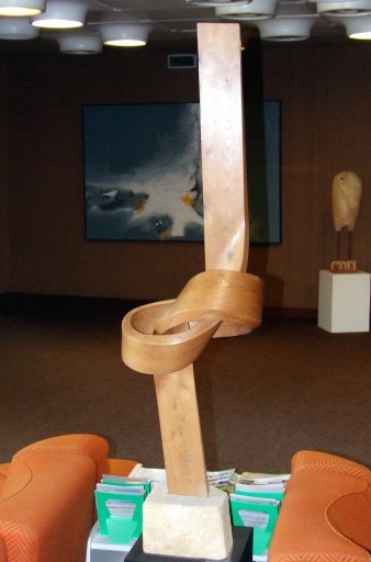 Le noeud, sculpture vue de face.