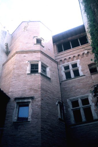 Vue d'ensemble de la tour d'escalier médiévale depuis la cour intérieure de l'immeuble.