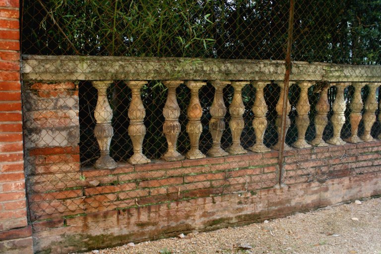 Balustrade de clôture de la cour, côté Viçose.