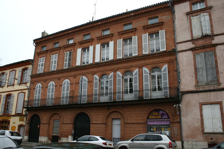 Façade principale, rue du Général-Sarrail.