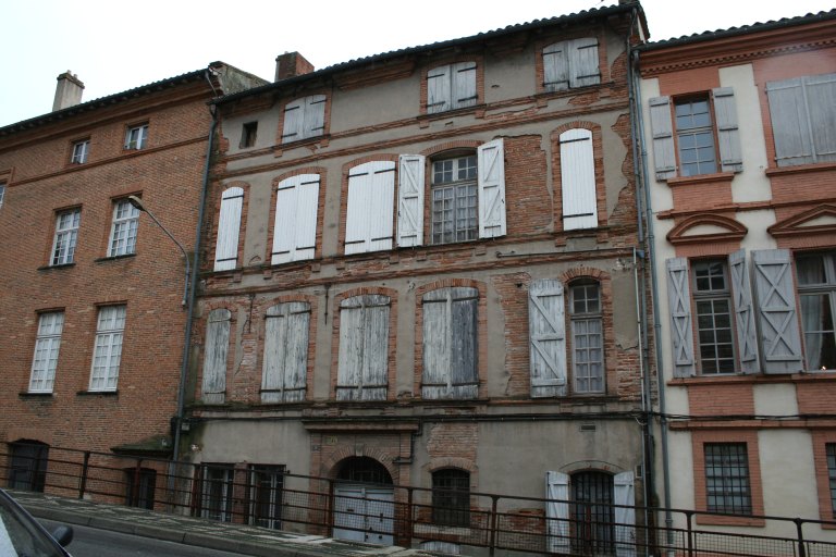 Façade vue de la rue du Général-Sarrail.