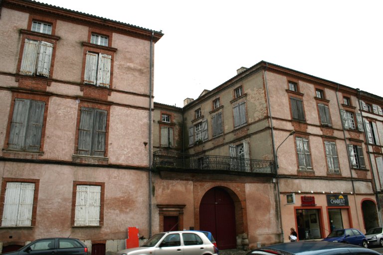 Façade vue de la rue du Général-Sarrail.