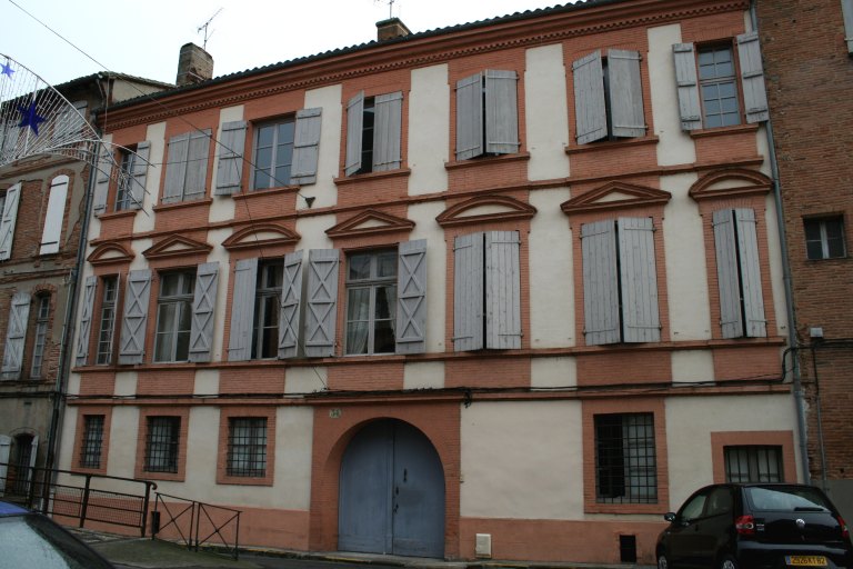 Façade vue de la rue du Général-Sarrail.