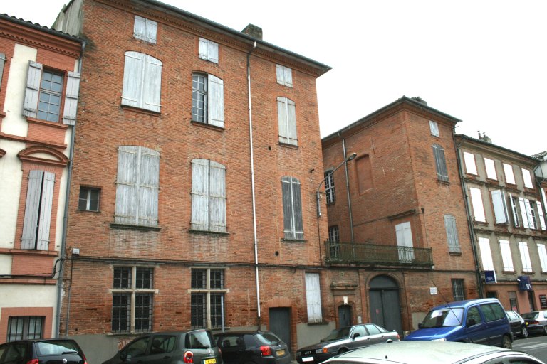 Façade vue de la rue du Général-Sarrail.