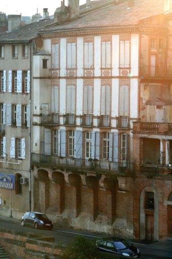 Façade côté quai de Villebourbon.