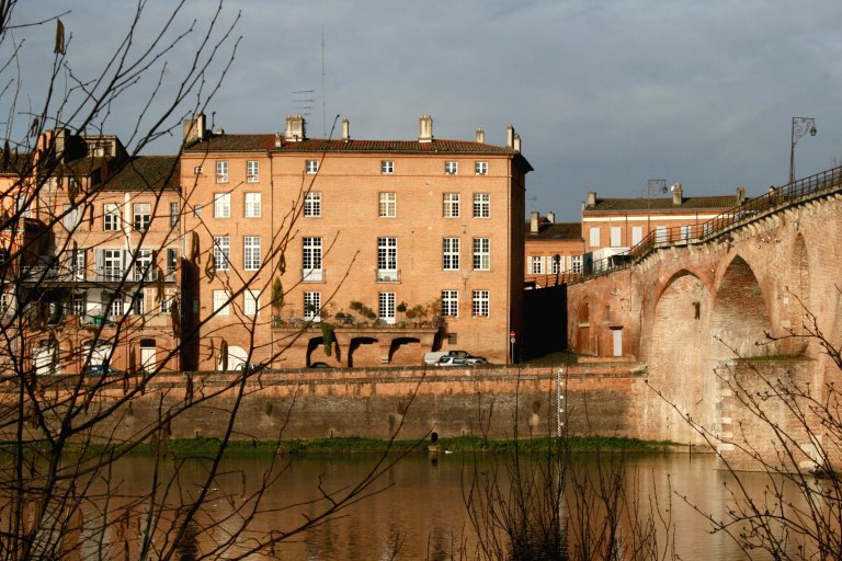 L'hôtel de Solinhac vu de la rive droite.