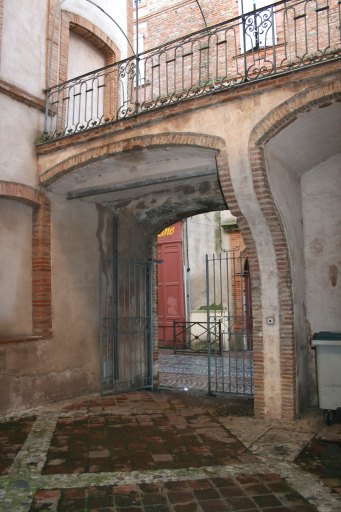 Portail vu de l'intérieur de la cour.