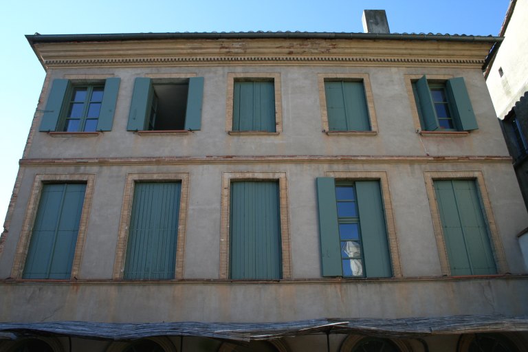 Façade donnant sur la place Francklin Roosevelt.