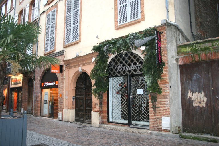 Façade donnant sur la rue de la Résistance.