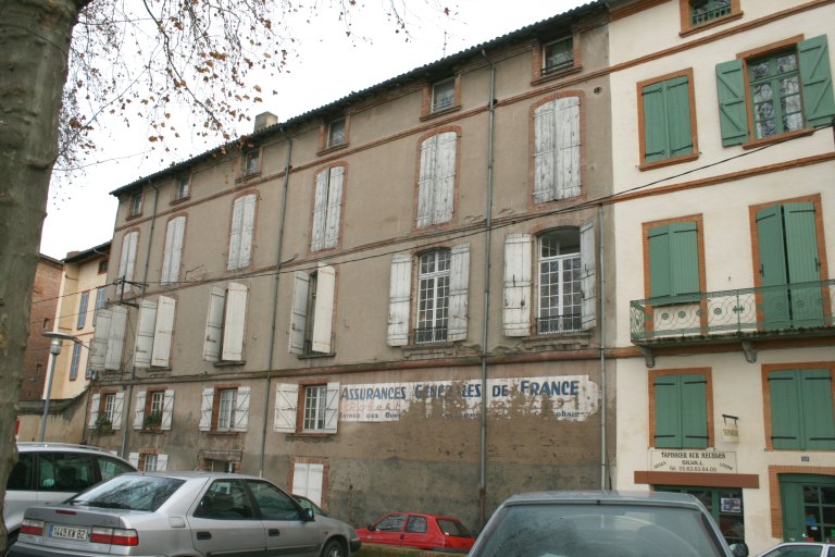 Façade donnant sur les allées du Consul-Dupuy.