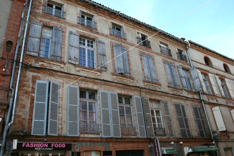 Façade donnant sur la rue de la Comédie.