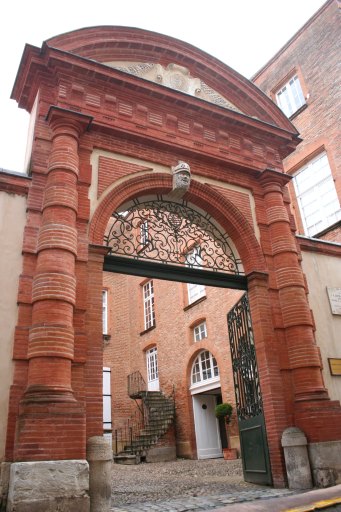 Portail monumental de l'hôtel Lefranc de Pompignan.