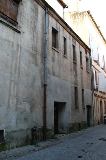Façade percée de sorties de secours, côté rue des Soubirous-bas.
