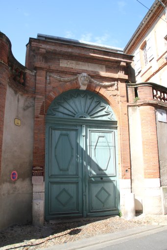 Portail d'entrée de l'hôtel Vialètes de Mortarieu.