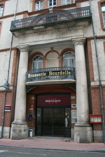 Le portail d'entrée donnant sur la rue Notre-Dame.