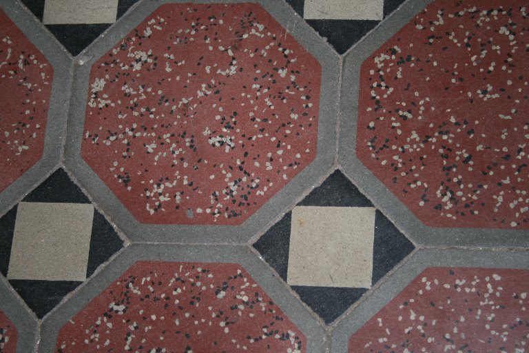 Carrelage constitué de carreaux de ciment sur un des paliers.