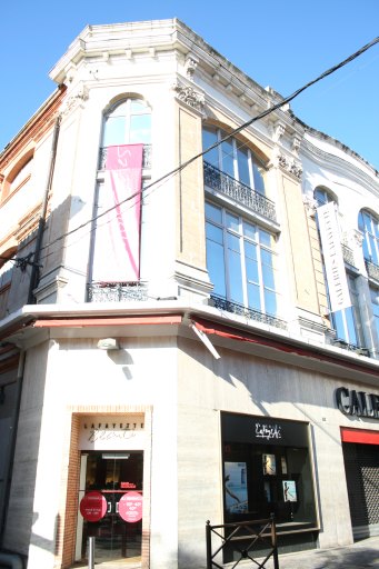 Angle formé par la rue Bessières et la rue des Soubirous-Bas. Entrée d'angle du grand magasin.