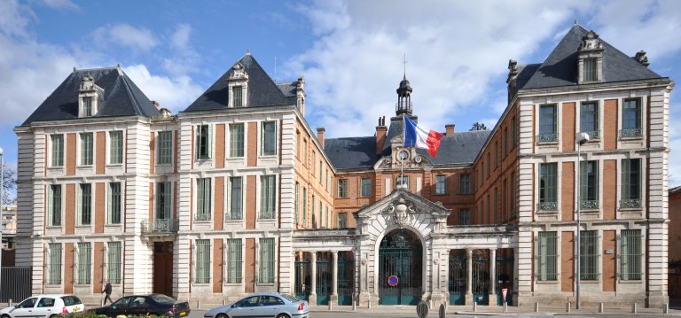 Vue générale de la préfecture de Tarn-et-Garonne.