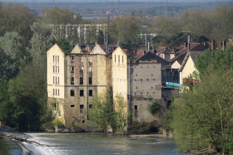 Le moulin de Sapiacou vu du clocher de Saint-Etienne de Sapiac.