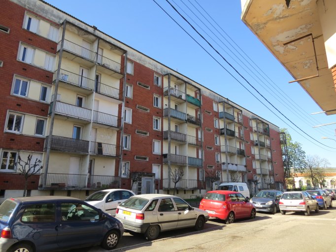 Le bâtiment B aligné le long de l'avenue Jean Jaurès.