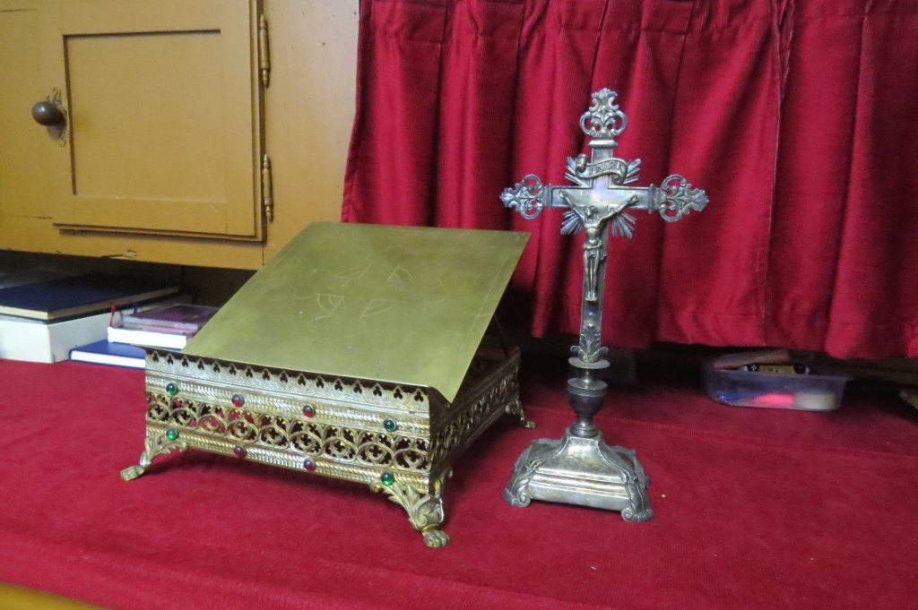 Sommaire objets mobiliers : pupitre et croix d'autel (2)