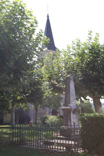 Village, place du monument aux morts et de l'église, vue d'ensemble depuis le nord-ouest.