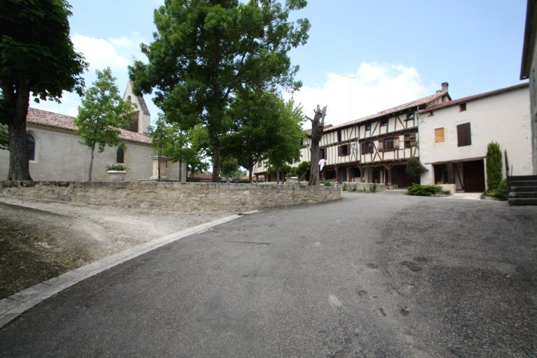 Place du village, vue depuis le sud-est.