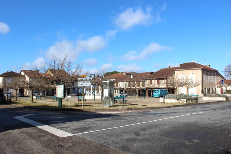 Place, vue d'ensemble depuis le sud-est.