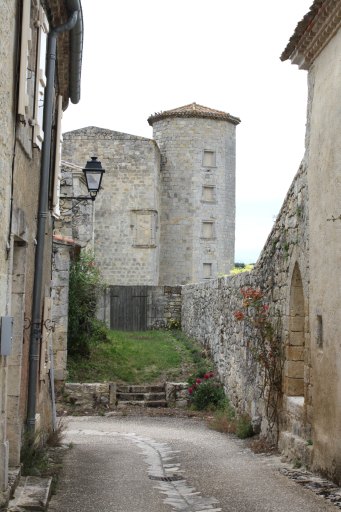 Vue depuis la rue du village, vue depuis l'est.