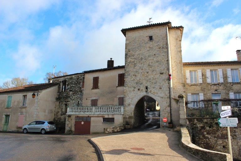 Porte, vue d'ensemble depuis le sud-ouest.