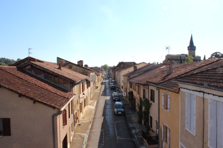 Vue de la rue principale depuis la tour-porte.