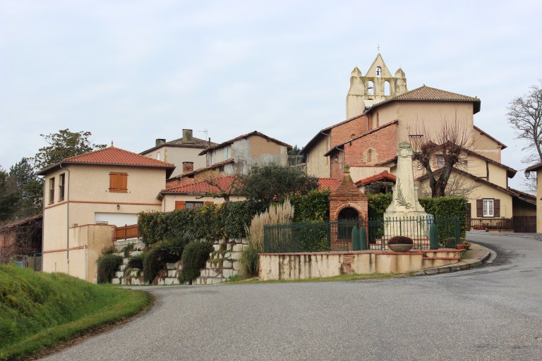 Village, vue d'ensemble depuis le sud-est.