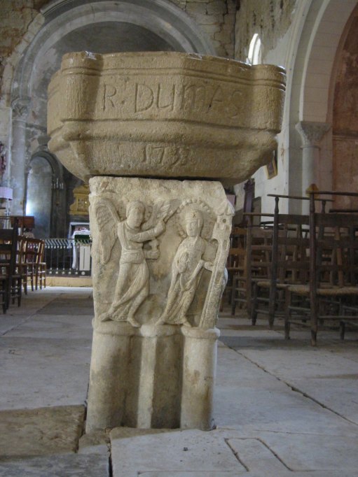 Chapiteau supportant un bénitier