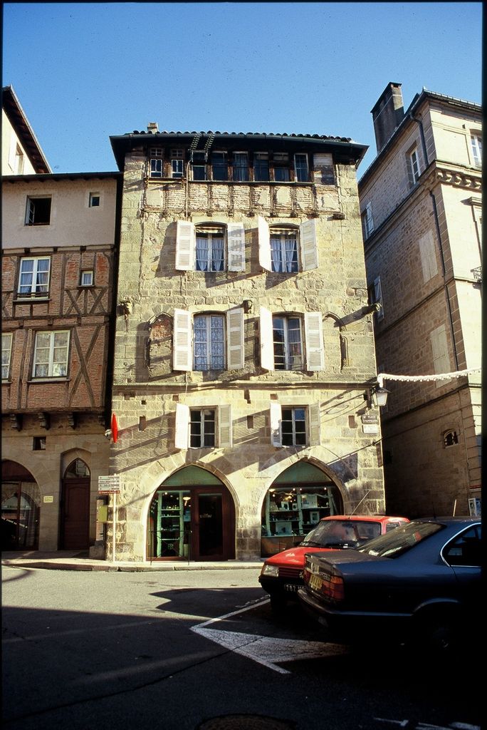 Vue d'ensemble de la façade donnant sur la place (après restauration du rez-de-chaussée)