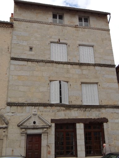 Vue de la façade sud de la maison.