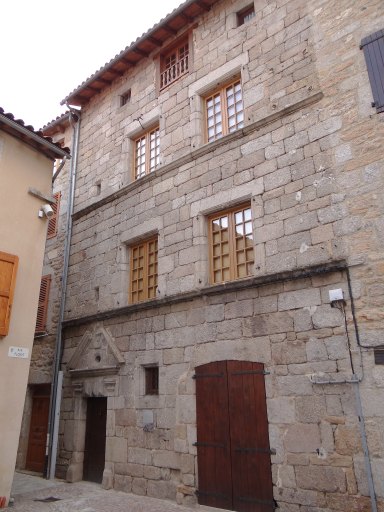 Vue de la façade ouest de la maison.