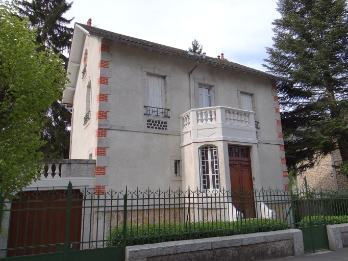 Vue générale de la maison depuis le nord-est.