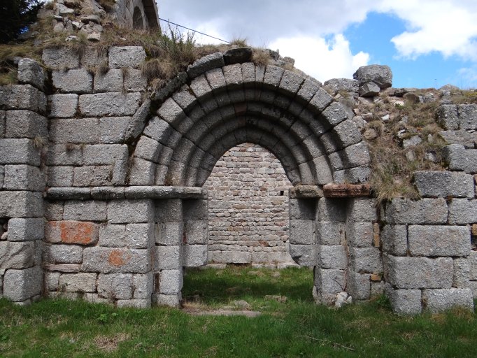 Vue du portail sud de l'église.