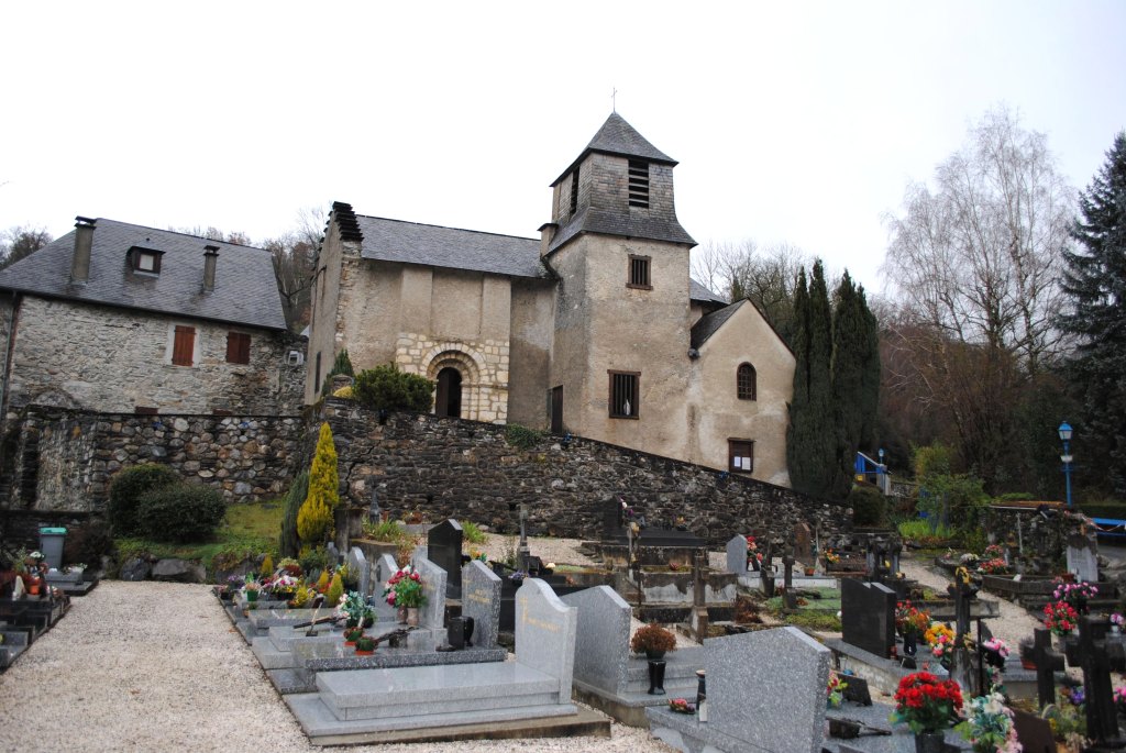 Vue d'ensemble avec le cimetière.