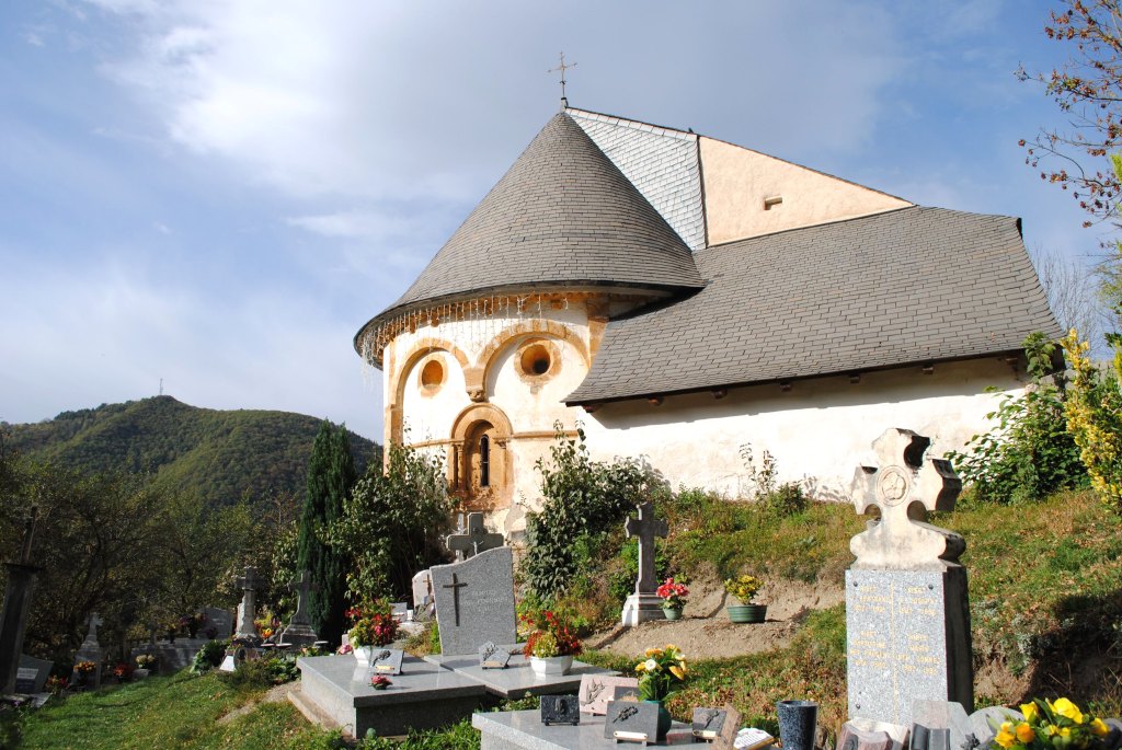 Vue du chevet et du cimetière.