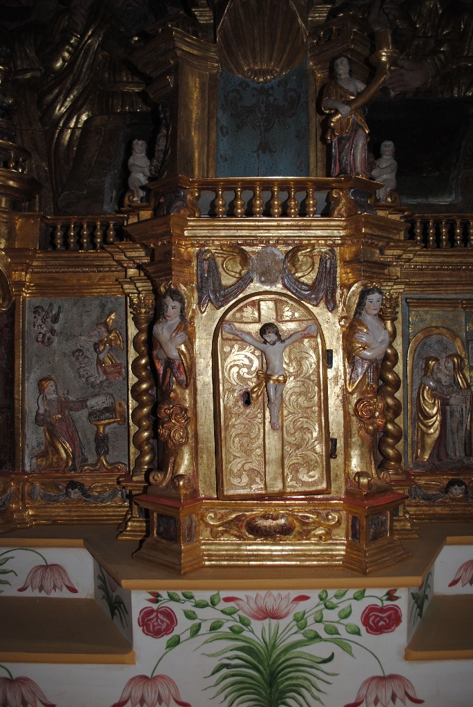tabernacle et deux bas-reliefs : Annonciation et Visitation