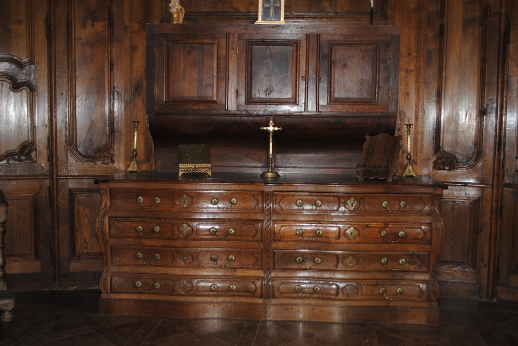 Boiseries de la sacristie : lambris de revêtement, armoire et commode