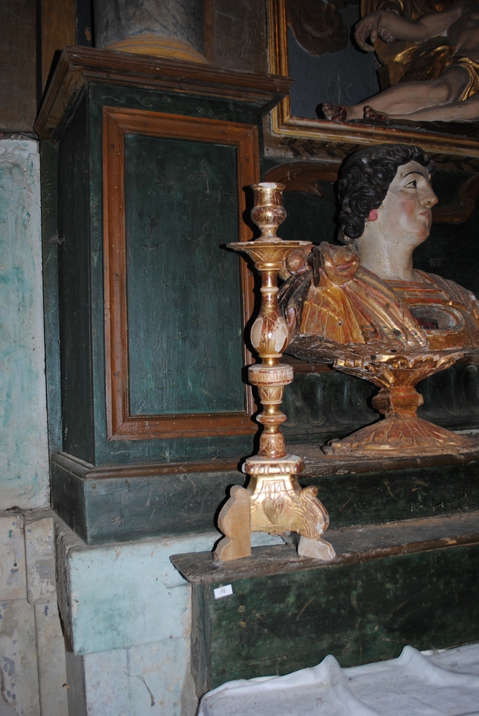 Autel de la chapelle nord, tabernacle, deux chandeliers et une croix d'autel