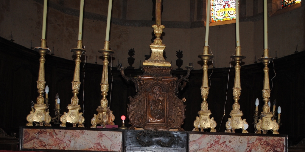 garniture d'autel : croix d'autel ; 6 chandeliers d'autel - (c) Conseil départemental des Hautes-Pyrénées ; (c) Inventaire général Région Occitanie