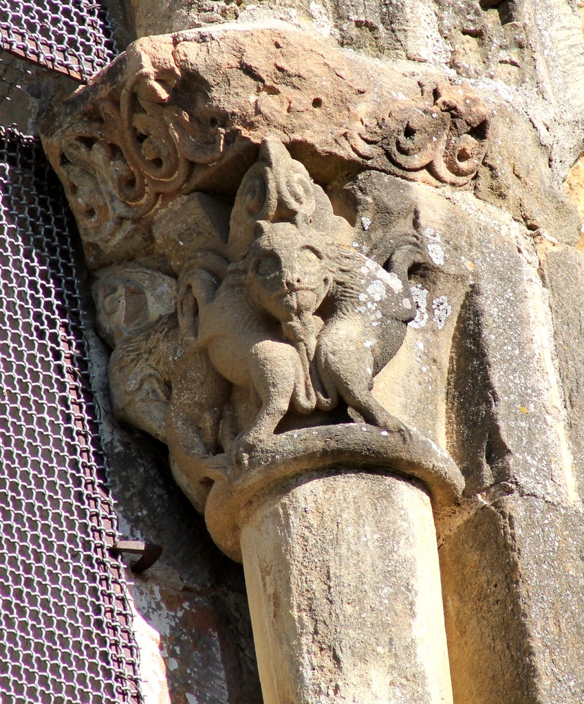 Baie sud : chapiteau est : lions adossés