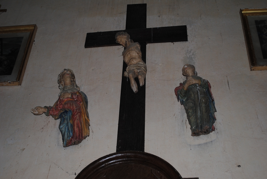 groupe sculpté : Le Christ, la Vierge et saint Jean - (c) Conseil départemental des Hautes-Pyrénées ; (c) Inventaire général Région Occitanie