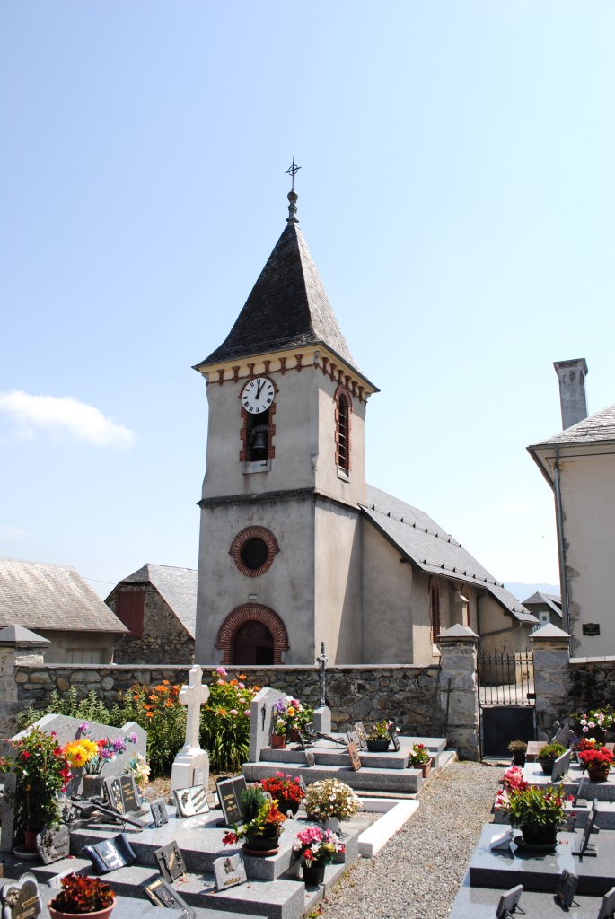 Vue de l'église prise depuis le cimetière.