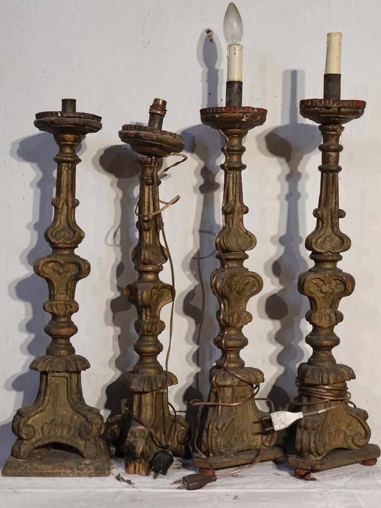 Quatre chandeliers d'autel