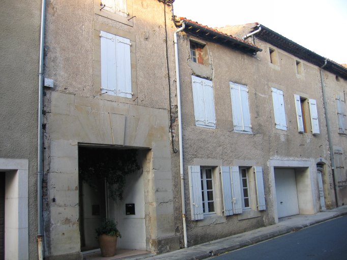 Maison, vue de la façade.